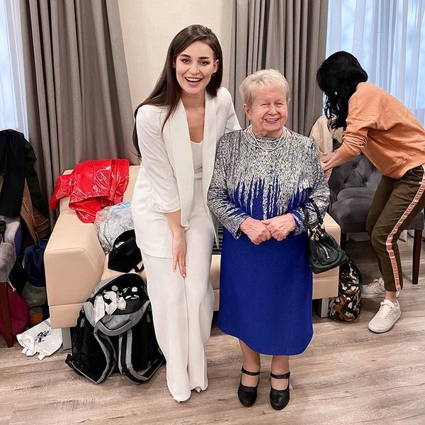 91-летняя Александра Пахмутова впервые вышла в свет после перенесенного коронавируса |  Корреспондент