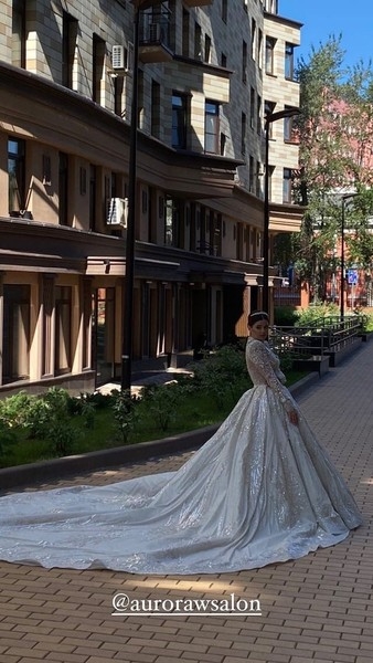 Катание на Rolls-Royce и роскошное платье: Карина Каспарянц потратила миллионы на свадьбу |  Корреспондент
