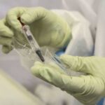 «Вместо руки колем в губку»: короли фальшивых прививок раскрыли схему