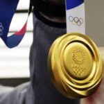 Олимпийцы рассказали, почему кусают свои медали