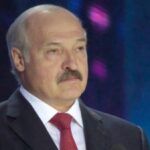 У Александра Лукашенко посинели руки от необычного подарка
