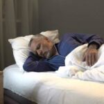 Ученые нашли «золотую середину» в продолжительности сна у пожилых людей