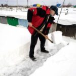 Чистить снег лопатой может быть опасно для сердца