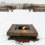 В центре Петербурга дети затушили Вечный огонь снегом — РИА Новости, 23.01.2022