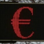 Официальный курс евро на выходные и понедельник вырос на 56 копеек — РИА Новости, 04.02.2022