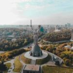 В ожидании войны: Киев покидают дипломаты, украинцы переживают за Евровидение