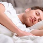 Гастроэнтерологи рекомендуют спать на левом боку
