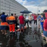 Упавших в канализационный коллектор рабочих унесло в Москву-реку