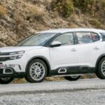 Peugeot тестирует новый кроссовер e-3008 в «теле» Citroën C5 Aircross
