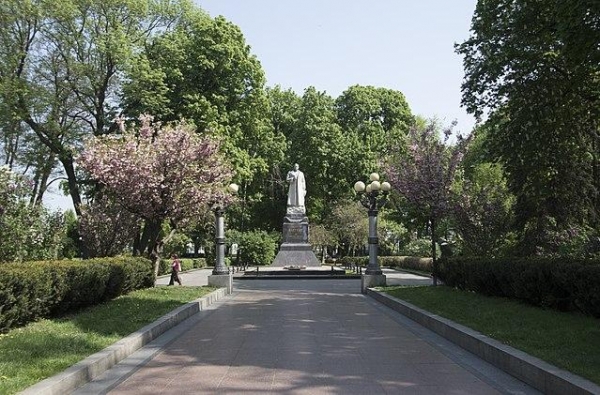 Памятник Ватутину в Киеве коммунальщики не могли снести даже с помощью крана