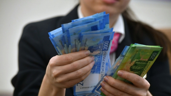 «Задача — обеспечить рост заработных плат»: в Госдуму внесли закон о повышении МРОТ до 19 242 рублей в 2024 году