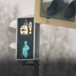 Для пешеходов придумали новый светофор: предупреждает об автомобиле на повороте