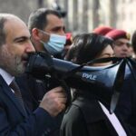 В Армении оппозиция встретила решение Саркисяна аплодисментами