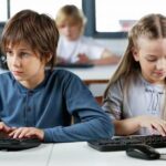 Ученые выяснили, как цифровая среда воздействует на психику школьников