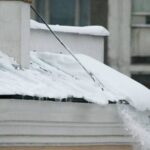 Жительницу Кирова спасли из-под снежных завалов после падения с крыши