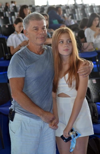 Дочь Олега Газманова: «Прилетело от папы, потому что отказалась с ним фотографироваться» |  Корреспондент