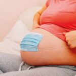 Ученые подтвердили эффективность вакцинации от COVID-19 у беременных кормящих женщин