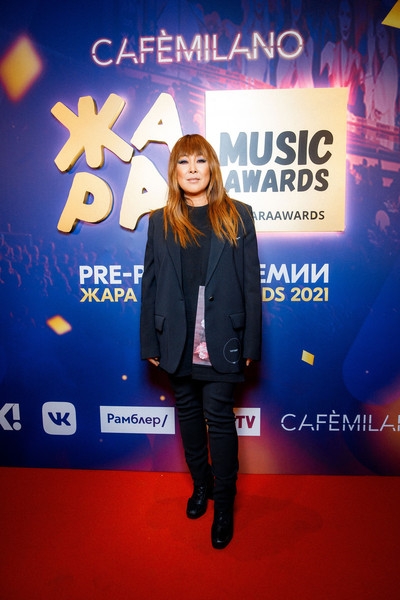 Юлия Барановская, Нюша и Ханна оголили ноги на pre-party премии «ЖАРА Music Awards» |  Корреспондент