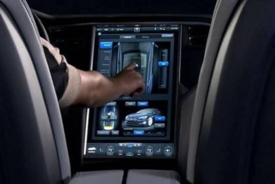 В автомобилях Tesla передачи будут переключаться свайпами