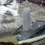 В Мурманске огромный кусок льда упал на автомобиль с людьми (видео)