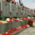 Экс-мэр Риги Нил Ушаков призвал укрыть цветами памятник Освободителям