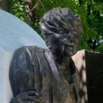 Посетителей Новодевичьего кладбища напугал уродливый памятник Галине Волчек