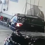 Сотрудник дилерского центра протаранил стену автоцентра на автомобиле клиента (видео)