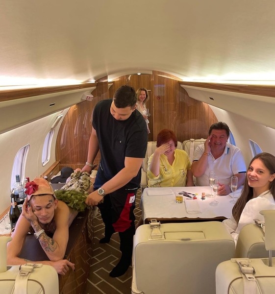 Голый и бесстыжий: Моргенштерн разделся перед родителями невесты на борту частного самолета |  Корреспондент