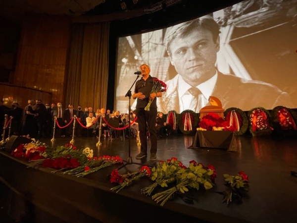 В Доме кино проходит гражданская панихида по Владимиру Меньшову: прямая трансляция |  Корреспондент