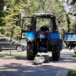 Рабочие в Казахстане случайно снесли трактором памятник Виктору Цою
