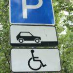 Московский пенсионер отсудил право бесплатно парковаться за придомовым шлагбаумом