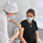 В России рассказали, стоит ли прививаться переболевшим коронавирусом
