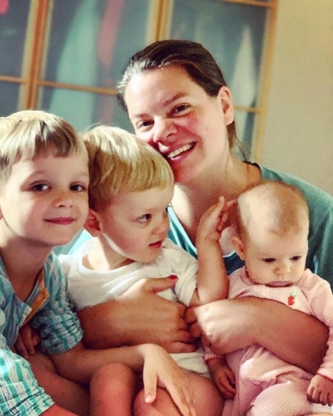 Вера Полозкова: «С отцом третьего ребенка не общаюсь. Мне помогает бывший муж» |  Корреспондент