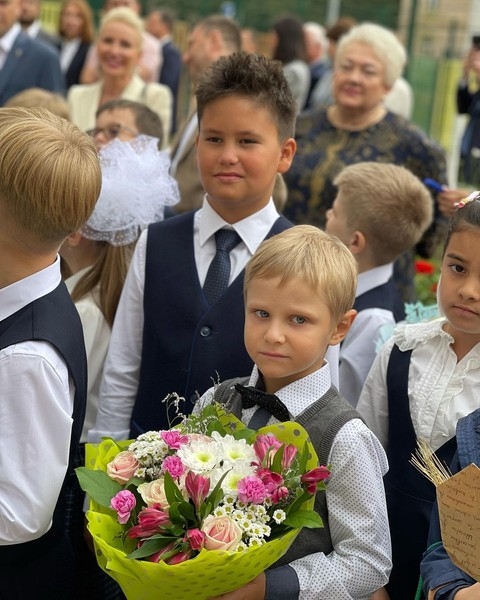 Бородина, Волочкова, Лазарев, Пересильд и другие звезды отвели детей в школу — фото |  Корреспондент