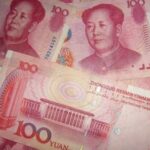 Экономист рассказал, пора ли россиянам менять доллары на юани