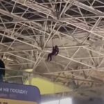 «Человек-паук», бродивший по потолку аэропорта «Внуково», сломал лодыжку