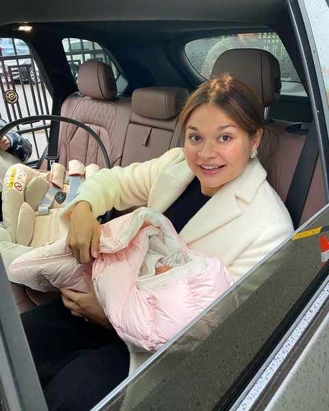 Ксения Шойгу вышла на работу спустя шесть дней после родов |  Корреспондент
