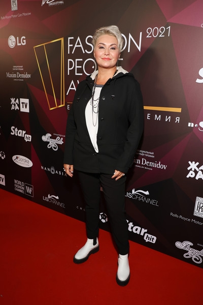 Чехова в «голом» платье, опухшая Лель и похорошевшая Барановская: Fashion People Awards |  Корреспондент