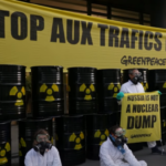 Французский Greenpeace протестует против вывоза радиоактивных отходов в Сибирь