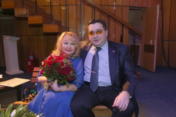 45-летний сын Натальи Гвоздиковой живет с мамой и водит женщин во время ее командировок | Корреспондент