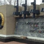 С мемориала на кладбище в Астрахани спилили часть пистолета-пулемета — РИА Новости, 27.11.2021
