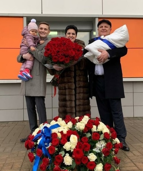 У 53-летней Елены Голуновой родился сын спустя год после появления дочери | Корреспондент