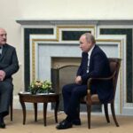 Лукашенко подарил Путину белорусские продукты и бокалы — РИА Новости, 29.12.2021