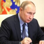 Путин застыдил чиновников за положение в стране