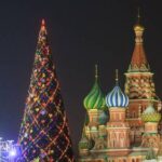 Главную новогоднюю елку доставили в Кремль  — РИА Новости, 16.12.2021