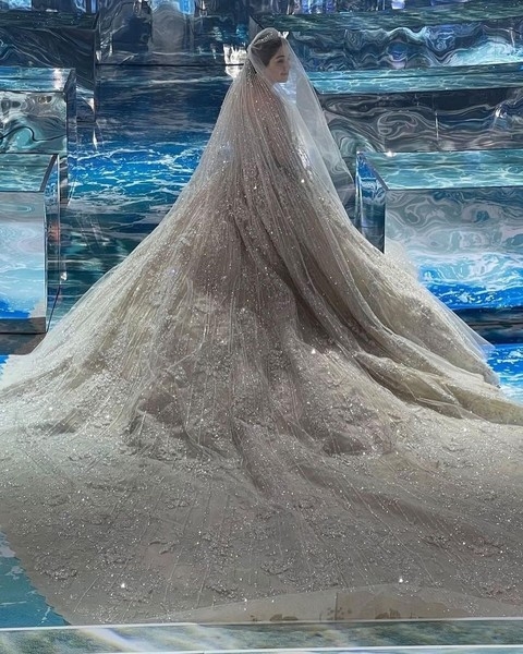 Платье с многометровым шлейфом и миллионы за свадьбу. Михаил Гуцериев выдал замуж дочь | Корреспондент