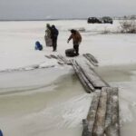 В Красноярском крае спасатели эвакуировали рыбаков со льда Енисея — РИА Новости, 26.12.2021