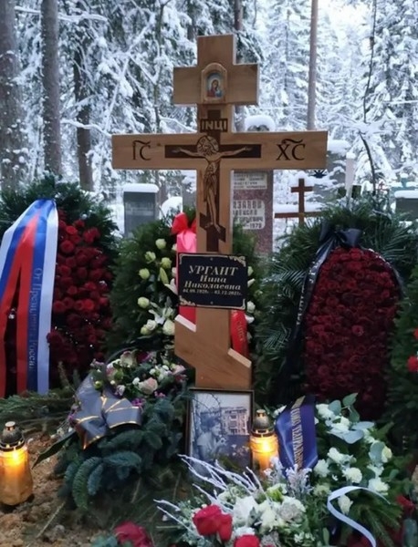 Деревянный крест, море цветов. Нину Ургант похоронили рядом с мамой Ивана | Корреспондент