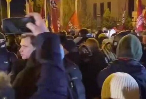 «Зелю геть»: в Киеве протестующие забросали мелочью офис президента