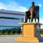 Памятник Назарбаеву снесен на главной площади Талдыкоргана